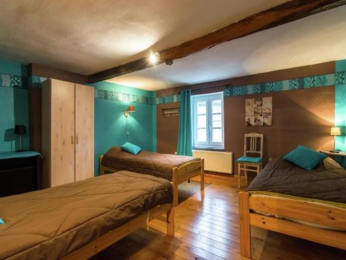 a bedroom with two beds and a window at Scenic Retreat in Gimnée in Doische