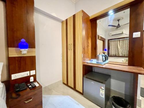 Cette chambre dispose d'une cuisine avec un comptoir et un évier. dans l'établissement SEA VIEW from rooftop - PREMIUM Swimming Pool - Hotel A ONE LAGOON, à Purî