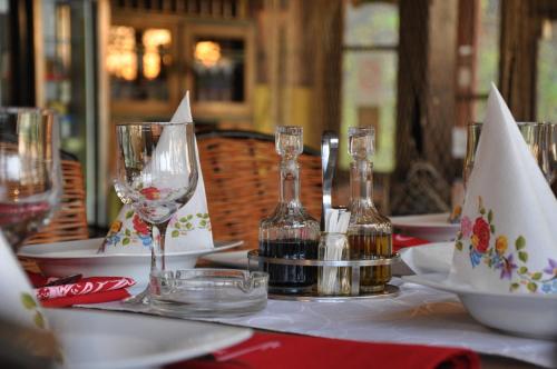 een tafel met wijnglazen en servetten erop bij Guest house Pikec in Bezdan