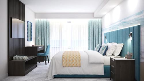 トーキーにあるHotel Indigo Torquayのベッドと机と窓のある寝室