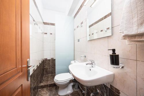 Bilik mandi di Villa Valio