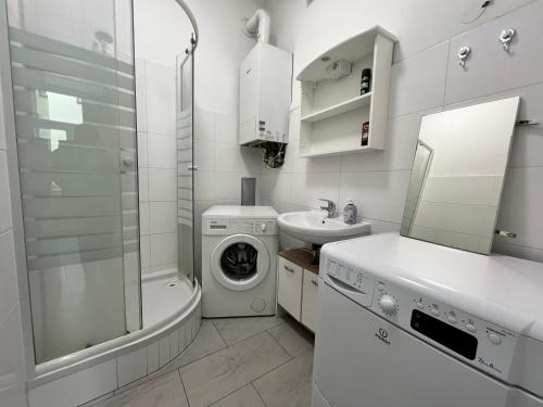 Phòng tắm tại Spacious Vienna 4BR shared Stay for Friends & Families