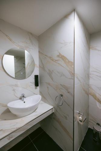 a bathroom with a sink and a mirror at Las Vegas Resort Malta in St. Julianʼs