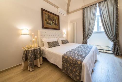 um quarto com uma cama grande e uma janela em Case Brizi Assisi em Assisi