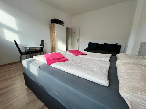Giường trong phòng chung tại Spacious Vienna 4BR shared Stay for Friends & Families