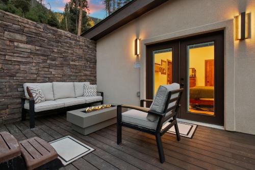Posezení v ubytování Rockies Ranch - Hot Tub with a View & Pet Friendly