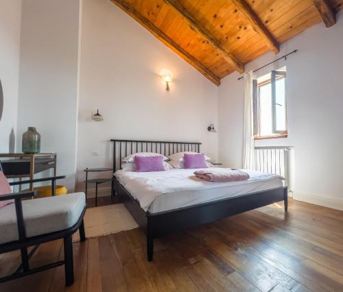 a bedroom with a bed and a table and a chair at casa PRIANI in Krasica