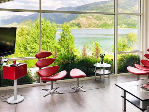 Una habitación con sillas y una gran ventana con vista. en 6 person holiday home in Inndyr, en Inndyr