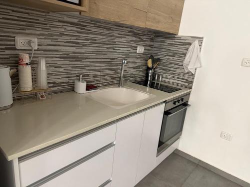 Η κουζίνα ή μικρή κουζίνα στο דירת אירוח שקטה וקומפקטית