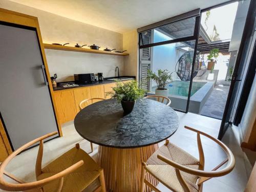a kitchen and dining room with a table and chairs at Rooftop & Private Pool Property Family in Guadalajara