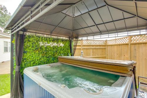 Φωτογραφία από το άλμπουμ του Walk to Beach, Gazebo with Hot Tub Gulfport Gem! σε Gulfport