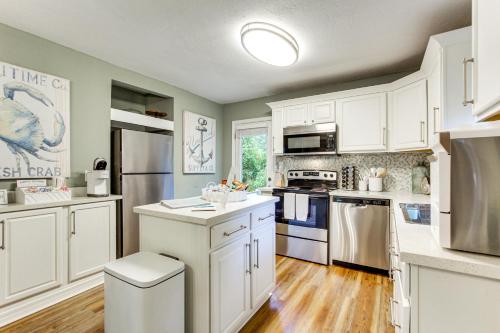 Η κουζίνα ή μικρή κουζίνα στο Walk to Beach, Gazebo with Hot Tub Gulfport Gem!