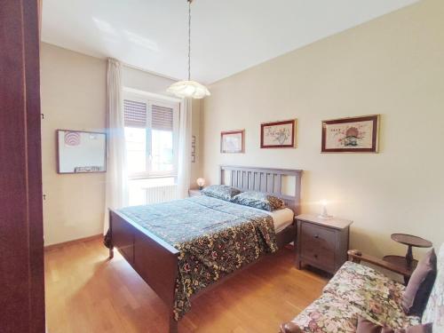 una camera da letto con un letto e una sedia di Casa Matilda, retro elegance in the center of Monza a Monza