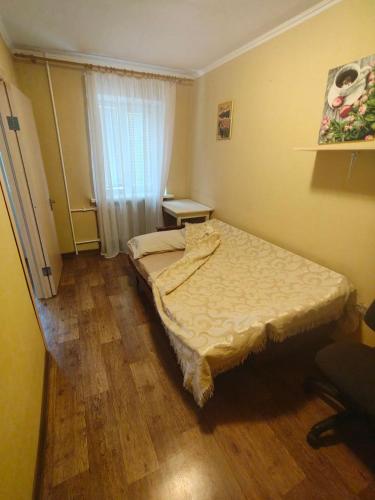 a bedroom with a bed in a room at Затишна 2-кімнатна квартира для спокійного сімейного відпочинку in Mykolaiv