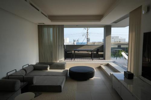 un soggiorno con un divano e un tavolo di Château Marine a Kamakura