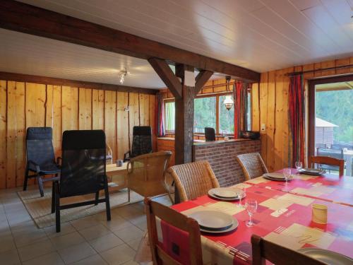 Μια τηλεόραση ή/και κέντρο ψυχαγωγίας στο Holiday Home in Recht with Garden