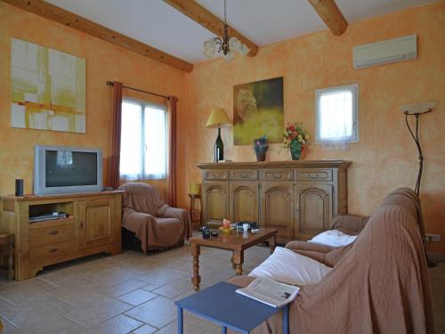 Μια τηλεόραση ή/και κέντρο ψυχαγωγίας στο Tranquil Villa with Pool View