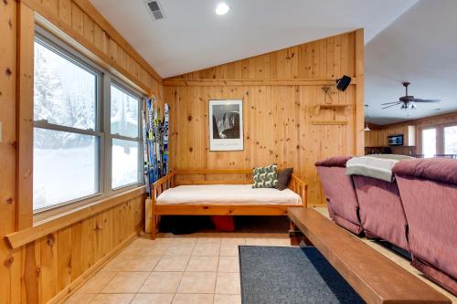 Minocqua Lakefront Cabin with Deckにあるベッド