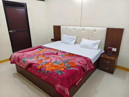 Katil atau katil-katil dalam bilik di Shree Dev Kripa Geust house