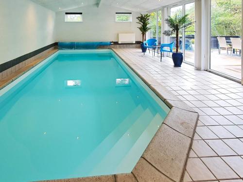 Πισίνα στο ή κοντά στο 10 person holiday home in Hadsund