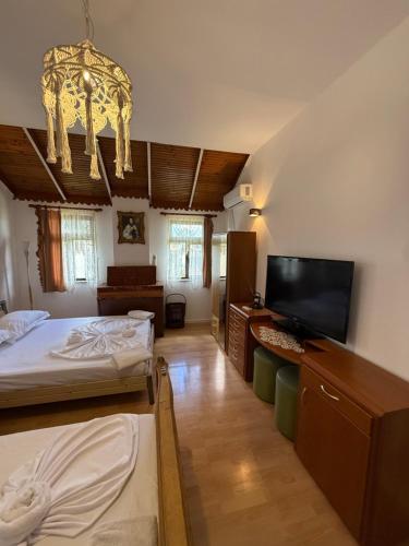 DomjeにあるHill Haven Guesthouseのベッド2台と薄型テレビ付きのベッドルーム