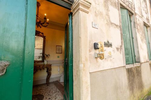 an entrance to a building with a green door at Villa Nani Mocenigo, Golin in Dolo