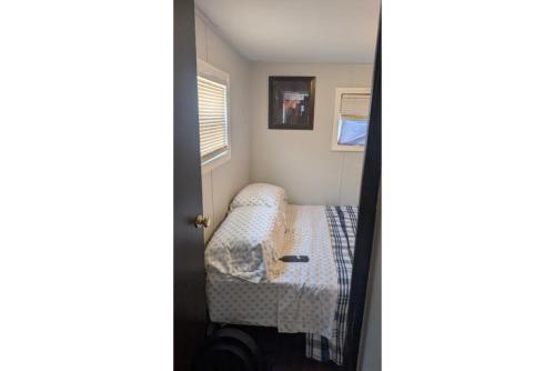 Ένα ή περισσότερα κρεβάτια σε δωμάτιο στο Cozy Tiny House - 25mins From Downtown Detroit