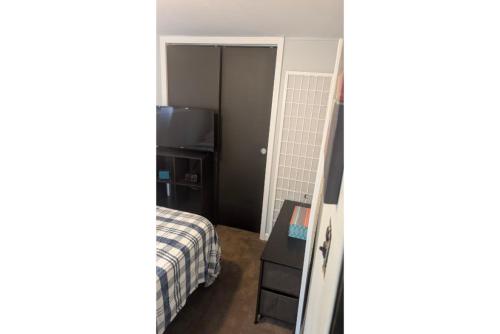 Ένα ή περισσότερα κρεβάτια σε δωμάτιο στο Cozy Tiny House - 25mins From Downtown Detroit