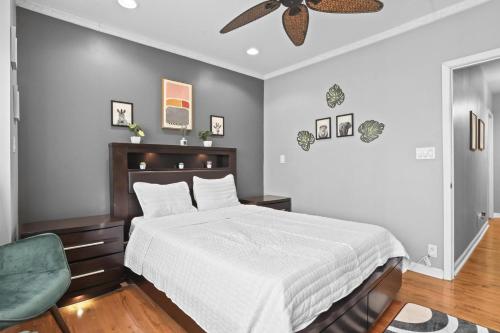 Un dormitorio con una cama y un ventilador de techo. en Fishtown Fun 2BR Fireplace, en Filadelfia