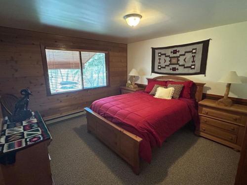 Letto o letti in una camera di Palisade Pines Mountain Cabins Utah