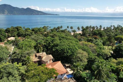 an aerial view of a resort with trees and the ocean at Sinta a Ilha mais Bela - 150m das praias do Viana e Siriúba in Ilhabela