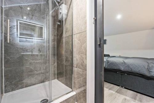 a shower with a glass door in a bedroom at Spacious 5-bed Banbury House near Spiceball Park in Banbury