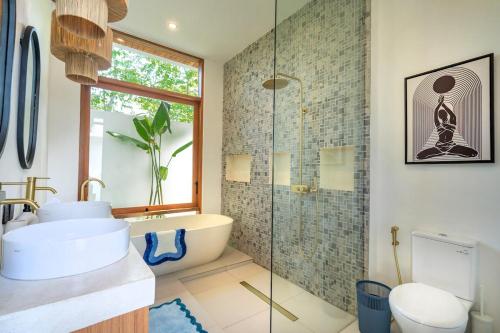 Et badeværelse på Tropical 2BR Design Villa Pool, Lounge & Workdesk