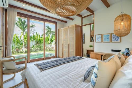 En eller flere senge i et værelse på Tropical 2BR Design Villa Pool, Lounge & Workdesk