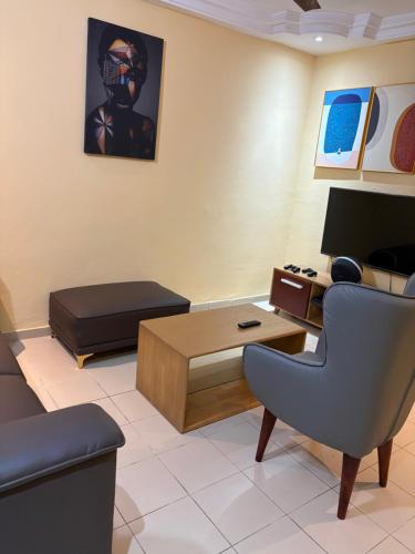 Una televisión o centro de entretenimiento en BineAppat