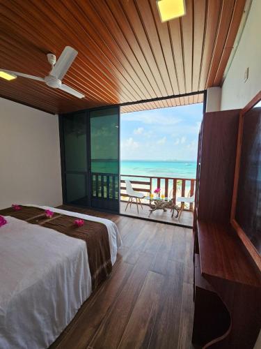 Un dormitorio con una cama y vista al mar. en Valley Palm Seaview, en Guraidhoo