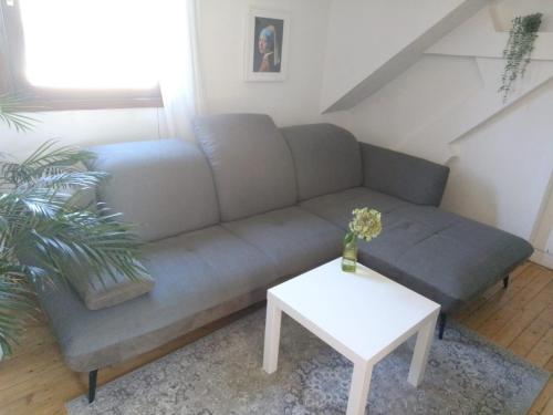 Ruang duduk di Gemütliche, feine Ferienwohnung mit Nähe zum Rhein- Ideal für 2