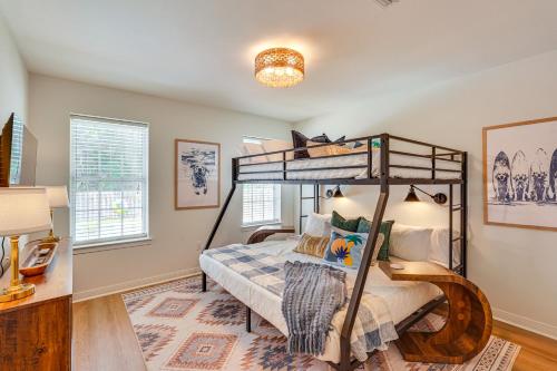 Un dormitorio con una litera y un escritorio. en 30A Poolside Oasis 2 Mi to Beach and Boat Access, en Santa Rosa Beach
