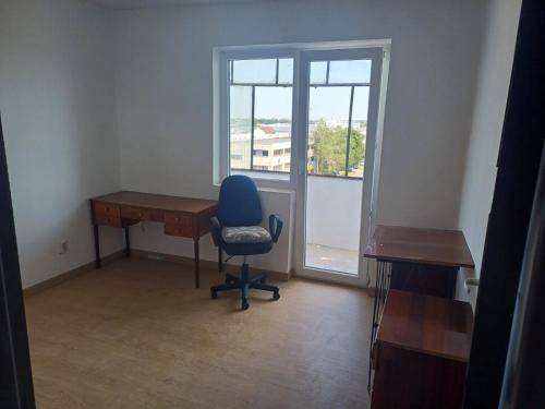 un ufficio con scrivania, sedia e finestra di Apartament Flacara a Arad