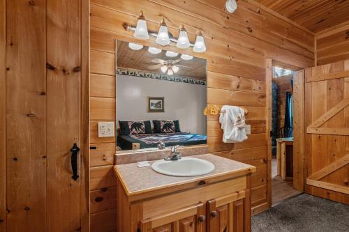 Foto sihtkohas Pleasant Hill asuva majutusasutuse Bearly In The Mountains by American Patriot Getaways galeriist