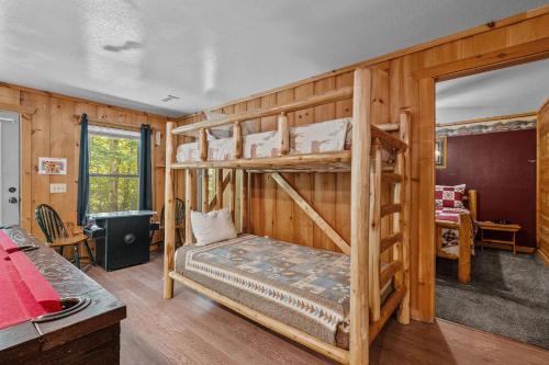 Voodi või voodid majutusasutuse Bearly In The Mountains by American Patriot Getaways toas