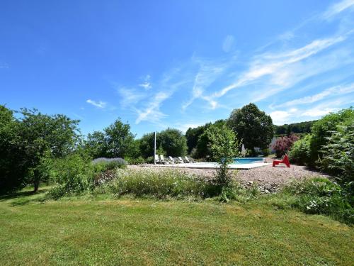 ChaumardにあるVacation Home in France with Poolの庭園