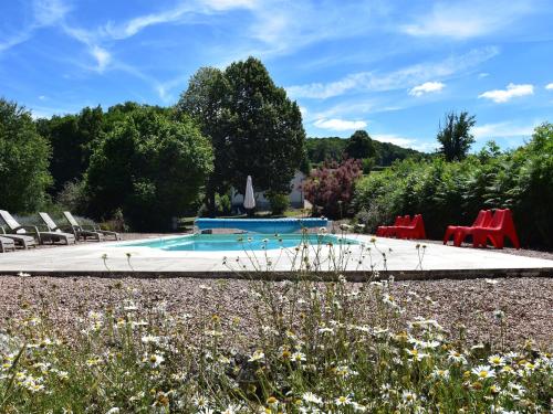 Vacation Home in France with Poolの敷地内または近くにあるプール