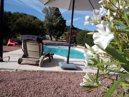 Vacation Home in France with Poolの敷地内または近くにあるプール
