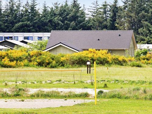 a house in the middle of a field at Luxury Retreat Tranum Strand - By Traum Ferienwohnungen in Brovst