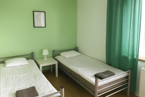 two twin beds in a room with a window at Noclegi Międzylesie - Aktywny Wypoczynek in Międzylesie