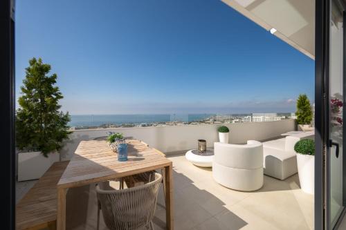 Luxury Penthouse with Panoramic Sea Views in Higuerón West