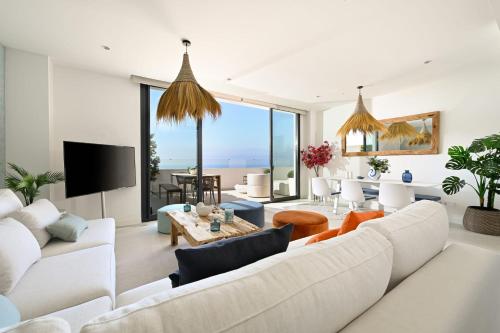 Luxury Penthouse with Panoramic Sea Views in Higuerón West
