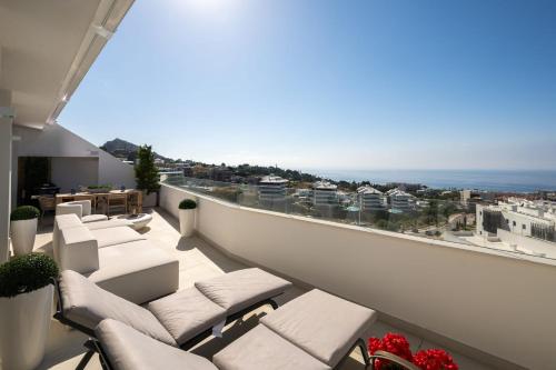 Luxury Penthouse with Panoramic Sea Views in Higuerón West
