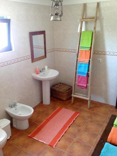 Ένα μπάνιο στο Refugio da Maceira